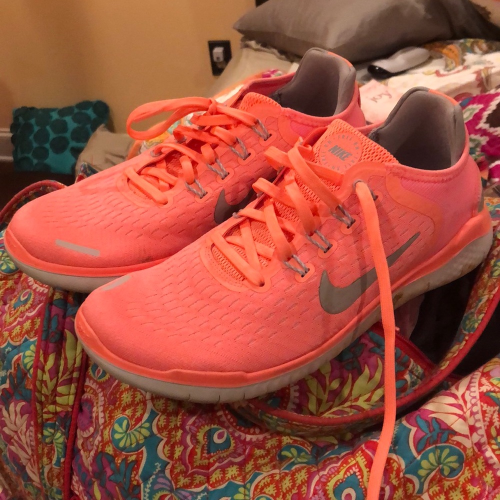 Tennis shoes